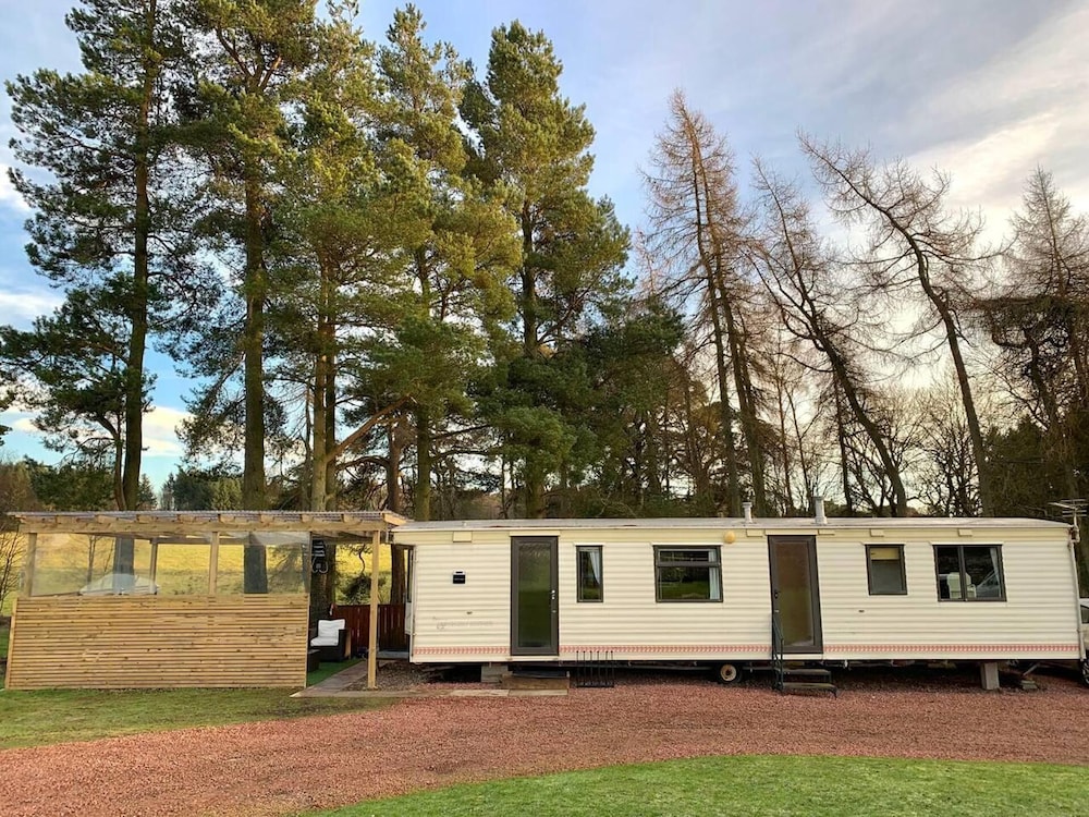 Lovely Semi rural Caravan & Hot Tub Sleeps Fam 6 in Lanark, United Kingdom