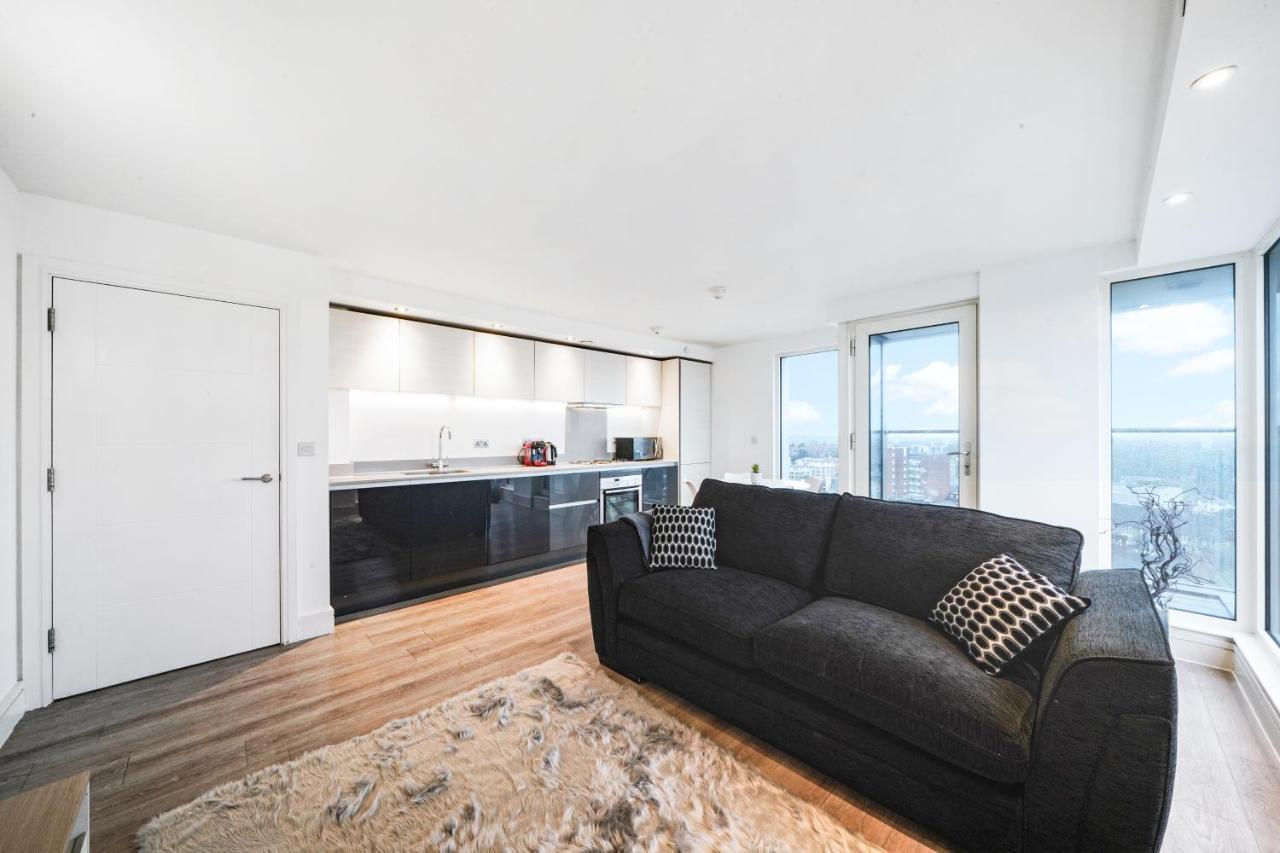 Luxury Apartment With Stunning Views on 10th floor — 4-Star Luxury Hotel in Edgware, United Kingdom