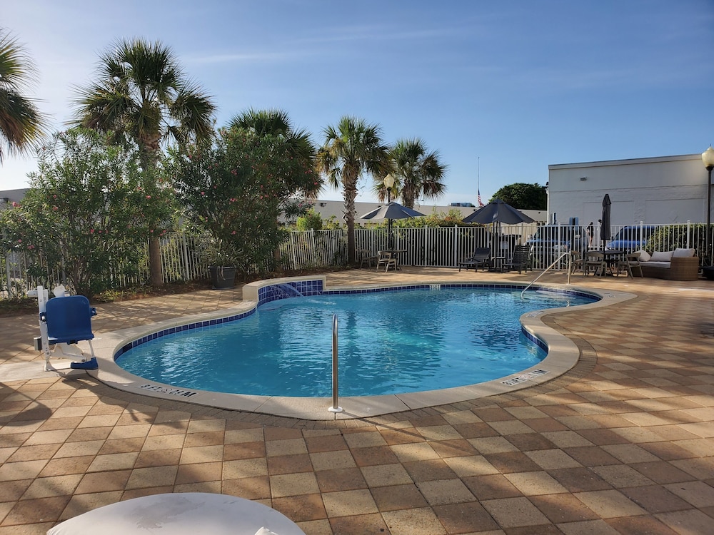 Holiday Inn Express and Suites Destin Miramar Beach by IHG - photo 35