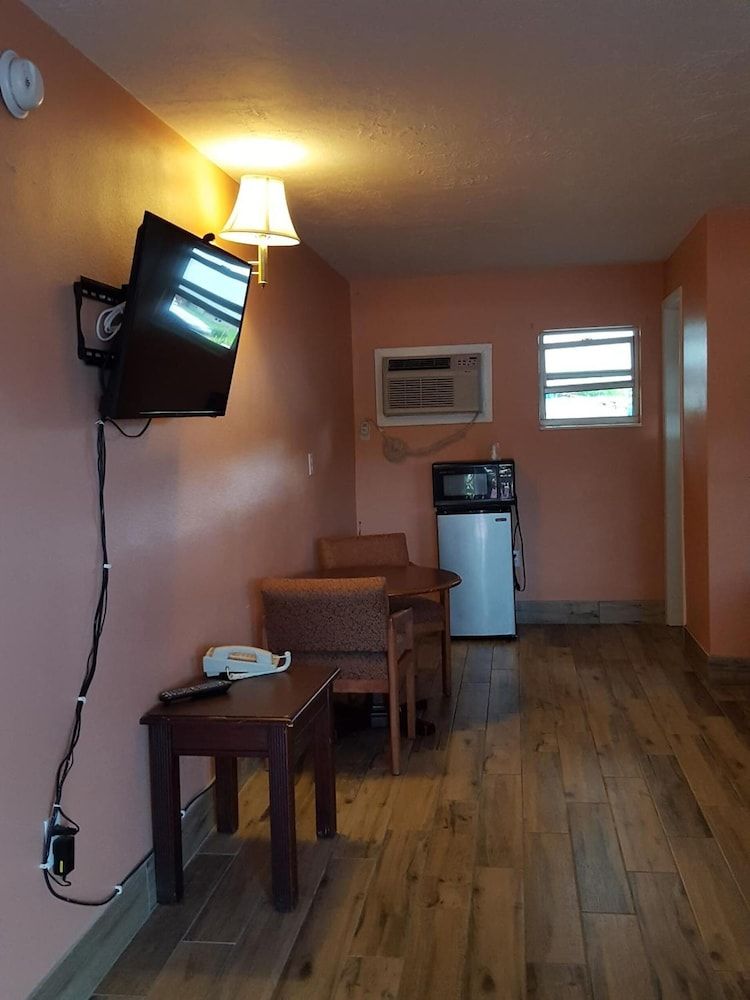 Three Oaks Motel - photo 25
