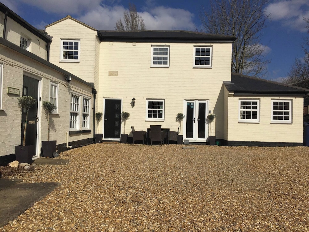 3 BR Ensuite Cottage Private Garden Parking Near St Neots — 4-Star Luxury Hotel in Saint Neots, United Kingdom