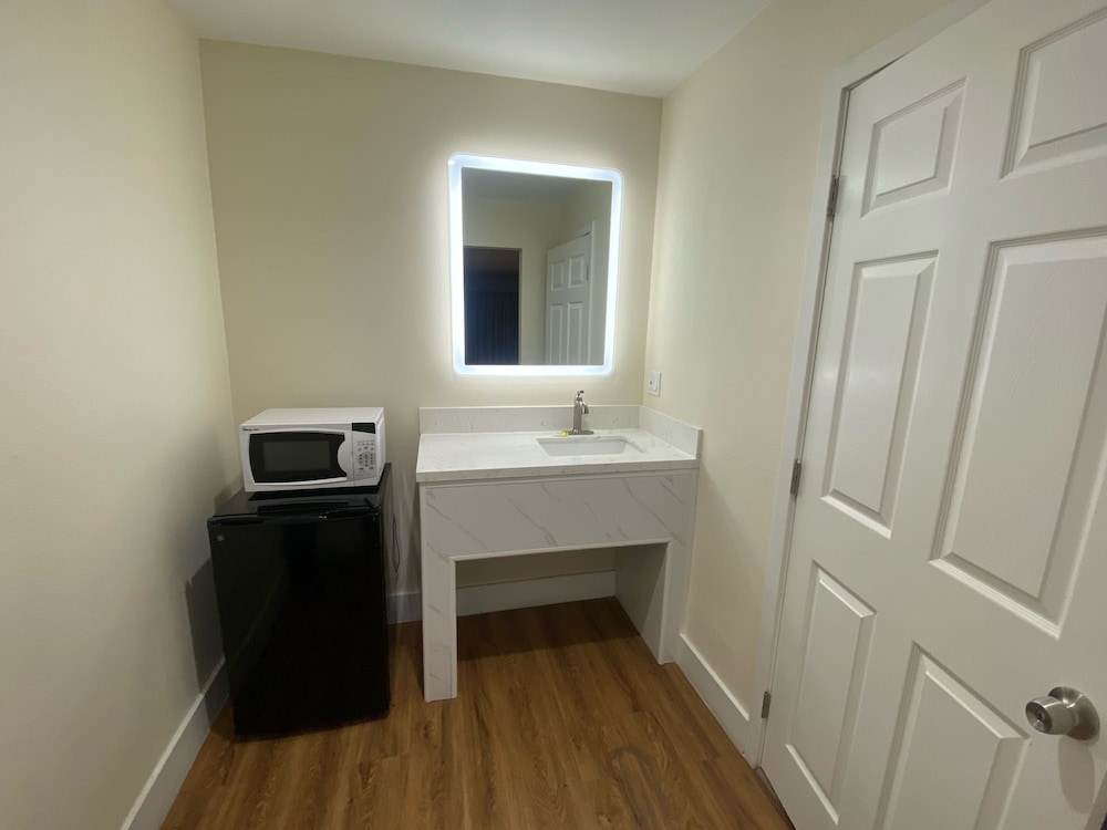 Royale Inn Motel - photo 13