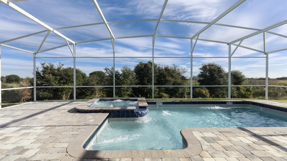 Spacious 6BR w Pool SPA With a Stunning Green View - photo 24