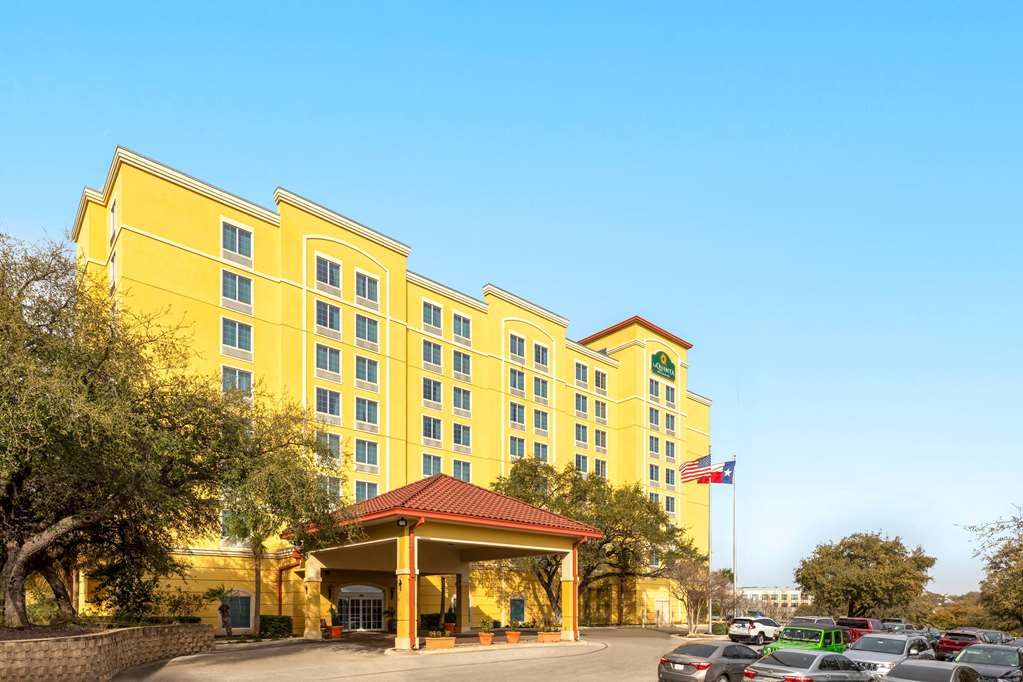 La Quinta Inn & Suites by Wyndham San Antonio Medical Ctr NW - photo 11