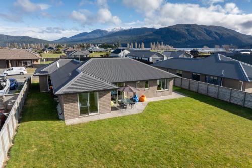 Cozy Haven Te Anau Holiday Home — 4-Star Luxury Hotel in Te Anau, New Zealand