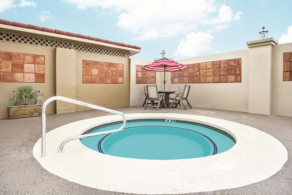 La Quinta Inn & Suites by Wyndham Laredo Airport - photo 10
