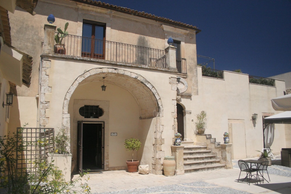 Agriturismo Chiusa di Carlo — 4-Star Luxury Hotel in Avola, Italy