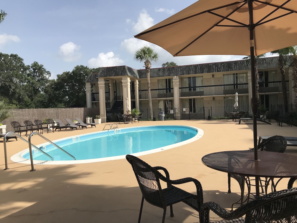Carmel Inn & Suites - photo 25