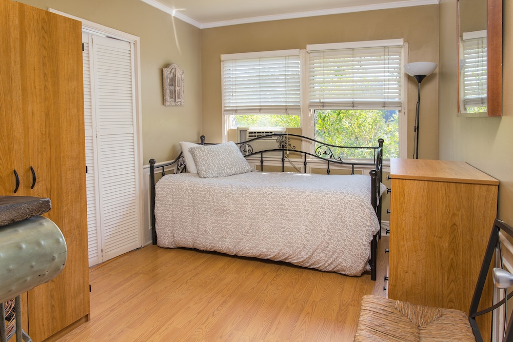 Hollywood Hills Suites - photo 4