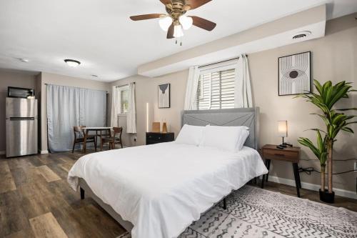 Stylish Studio Apartment with Modern Touches — 4-Star Luxury Hotel in Peoria, United States