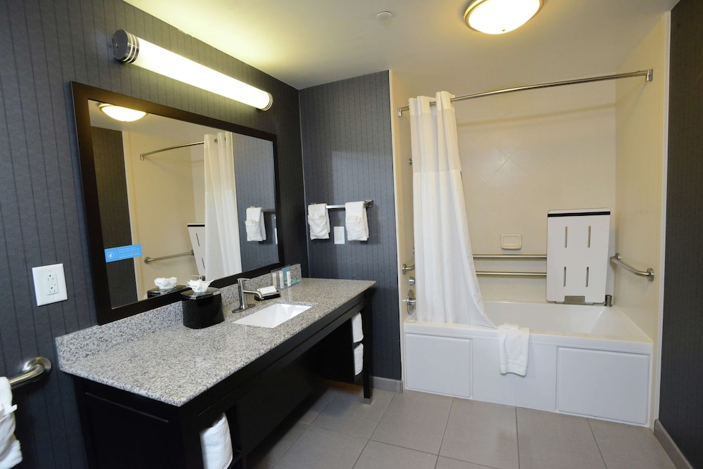 Hampton Inn & Suites Albany At Albany Mall - photo 28