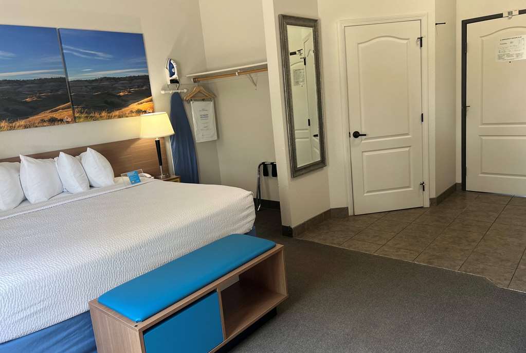 Days Inn & Suites by Wyndham Columbus NE - photo 7