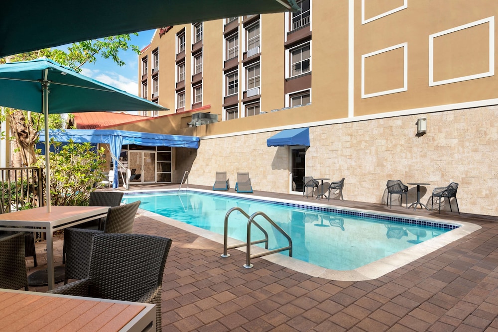 Hampton Inn & Suites Fort Lauderdale Airport - photo 24