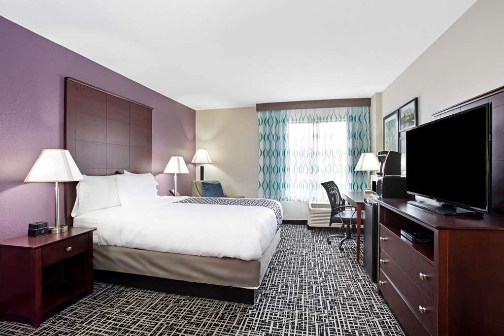 La Quinta Inn & Suites by Wyndham Denver Aurora Medical - photo 18