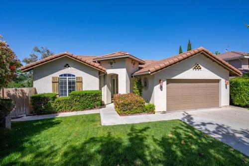 Manzanita Manor Whimsical art & near downtown in Paso Robles, United States