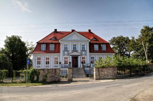 Pałac w Bądzowie — 4-Star Luxury Hotel in Polkowice, Poland