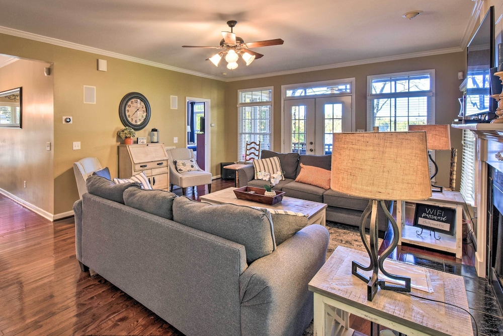 Lake Keowee Escape with Dock Deck and Lake Access in Salem, United States