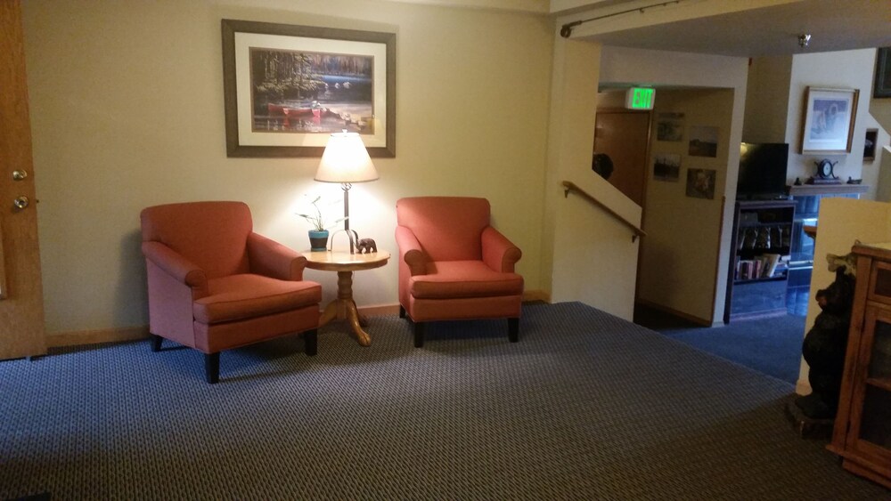 Lakeshore Inn & Suites - photo 39