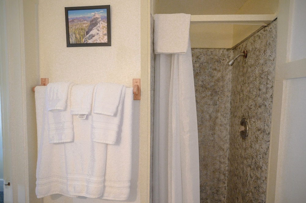 Gena's Sierra Inn & Restaurant - photo 47
