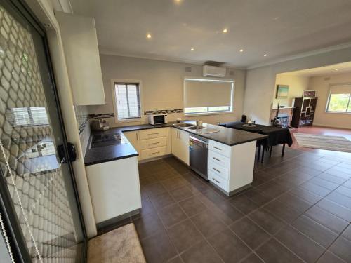 Town Train Pubs & River all close by - carbon neutral hotel in Echuca