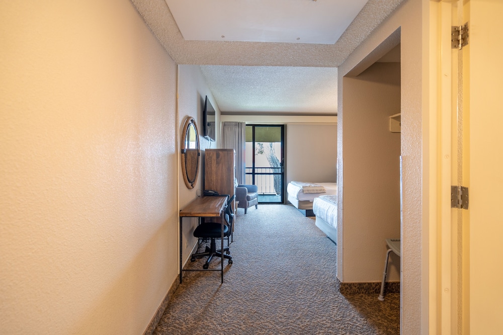 Kellogg West Conference Center and Hotel - photo 12