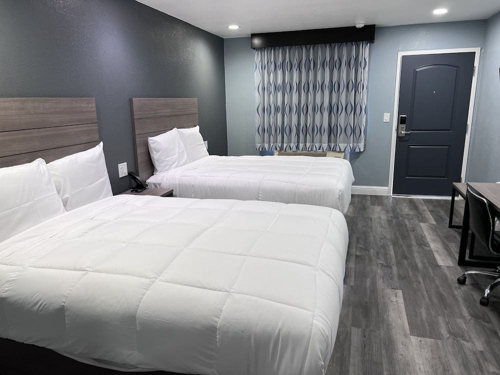 Surf City Inn and Suites - photo 7