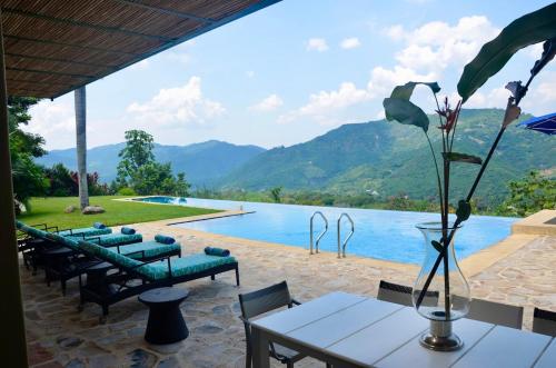 Villa en Club Campestre Mesa de Yeguas — 4-Star Luxury Hotel in Anapoima, Colombia