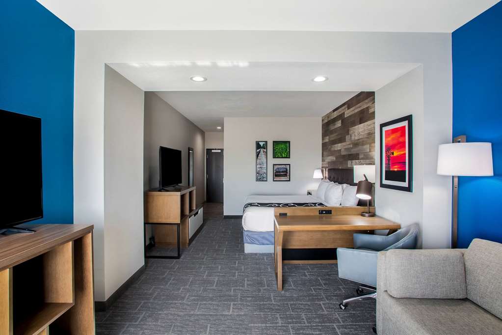 La Quinta Inn & Suites by Wyndham Pittsburg - photo 24