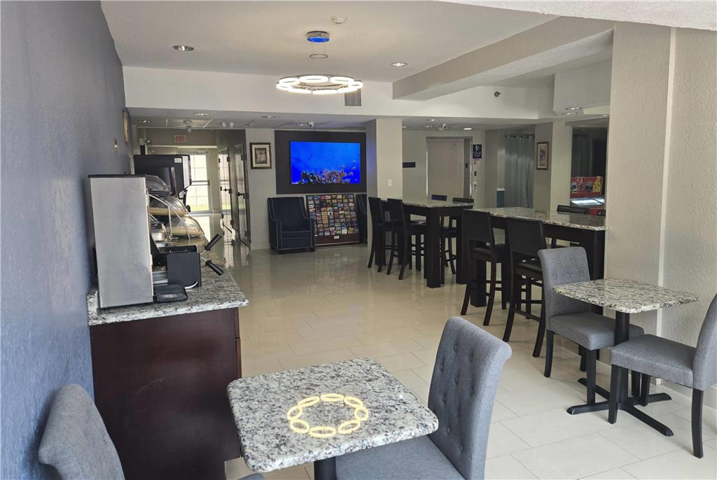 Days Inn & Suites by Wyndham Tampa Raymond James Stadium - photo 16