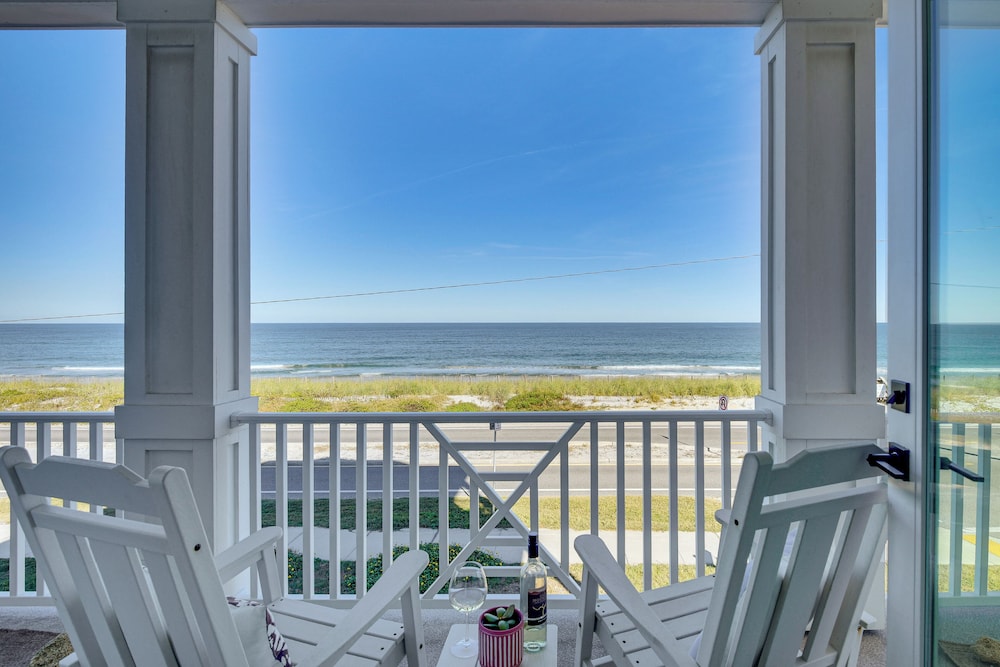 Oceanfront Retreat in Flagler Beach Bright Apt — 4-Star Luxury Hotel in Flagler Beach, United States