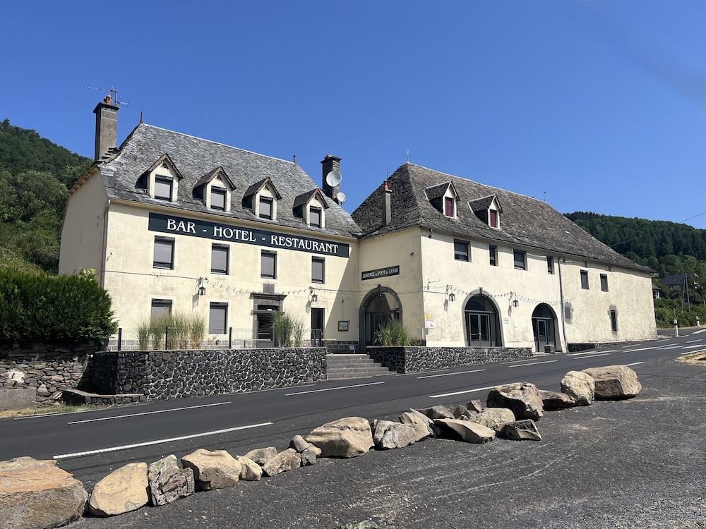 Auberge du Pont de Lanau — hotel in Neuveglise