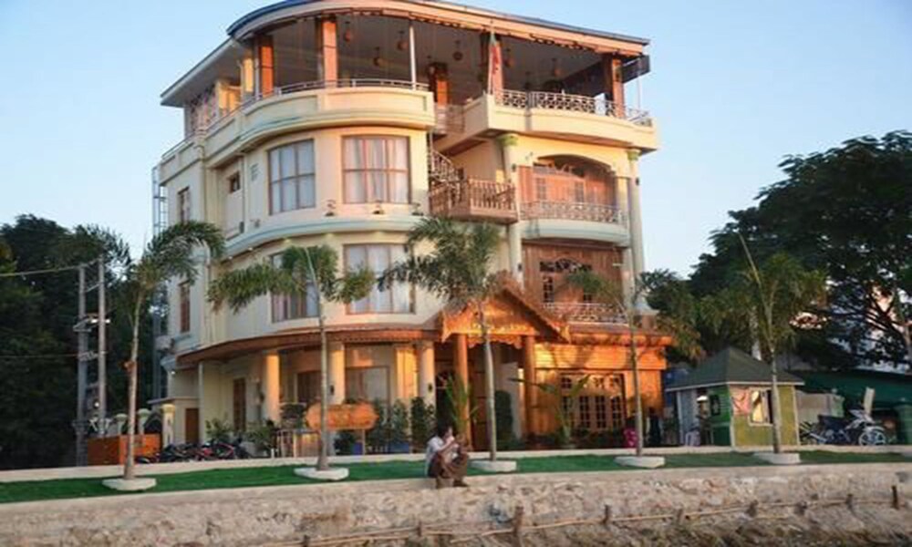 Mandalay Kandawgyi Inn in Mandalay, Myanmar