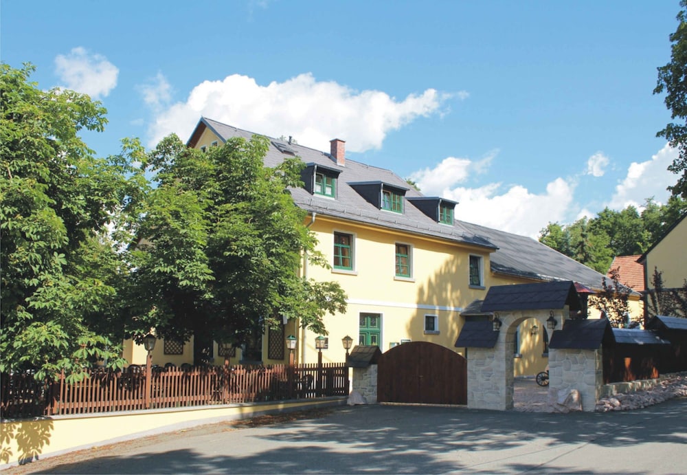 Landhotel Zum Grunen Baum — Oelsnitz
