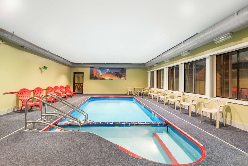 Days Inn & Suites by Wyndham Youngstown Girard Ohio - photo 25