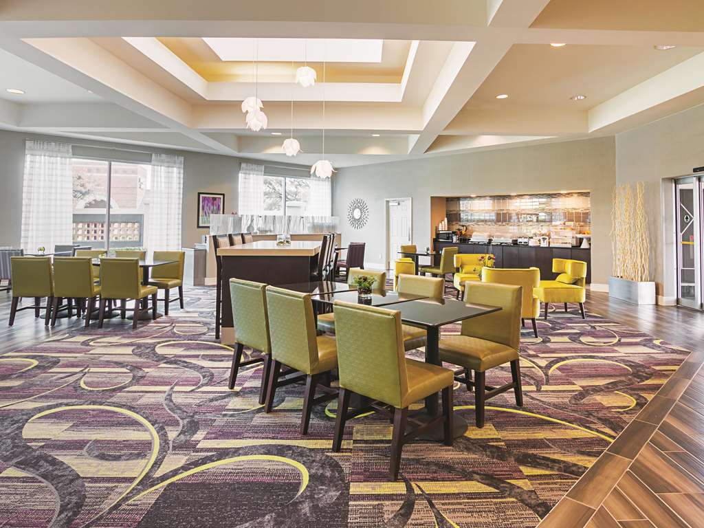 La Quinta Inn & Suites by Wyndham Fort Worth City View - photo 44