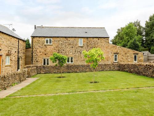 Beautiful Stone Barn with Hot Tub on a Quiet Farm pet-friendly hotel Eckington