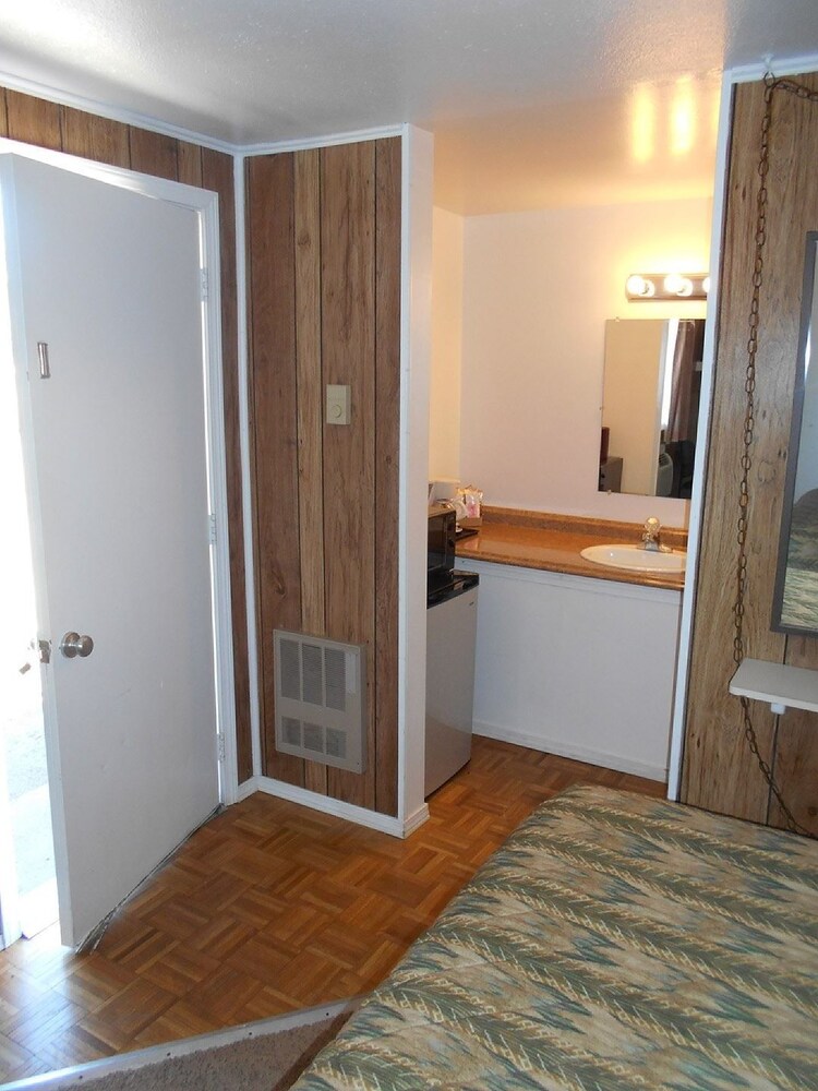 Super Saver Inn - photo 29