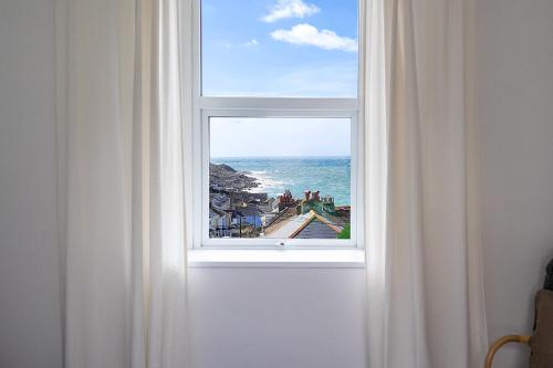 Bright & beautiful 4 bedroom house with sea views — 4-Star Luxury Hotel in Portland, United Kingdom
