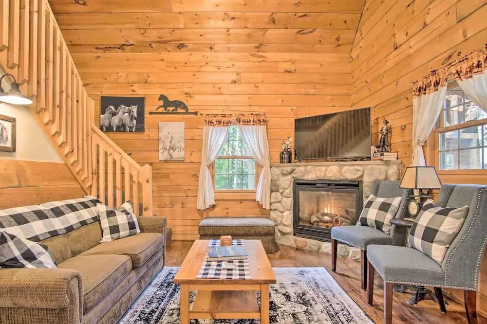 Rustic Rothbury Cabin with Resort Amenity Access - carbon neutral hotel in Montague