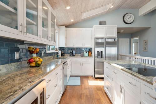 All Decked Out Beach 3 levels of decks plus Pool Table in Saint Augustine, United States