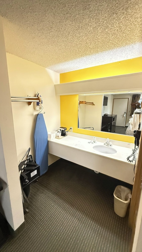 PepperTree Inn - photo 22