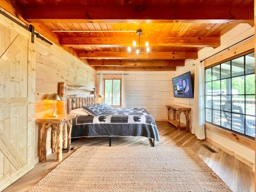 Modern lake side nest HOTUB Fenced YARD king beds — 4-Star Luxury Hotel in Sevierville, United States