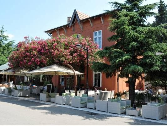 Le Petit Chateau - carbon neutral hotel in Bar