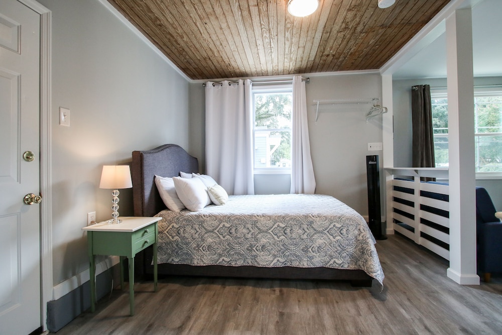 Historic Home for 7 with Apartment — 4-Star Luxury Hotel in Richmond Hill, United States