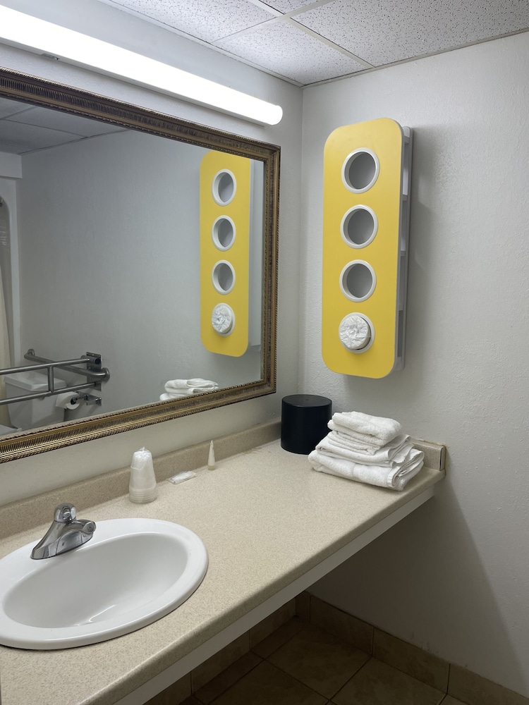Travelodge by Wyndham Vernon CT - photo 13