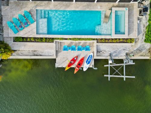 SeaGlass Lakefront Home — 4-Star Luxury Hotel in Cape Coral, United States