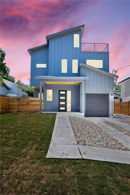 East Austintacious artsy walkable 4BR 4BA in Austin, United States