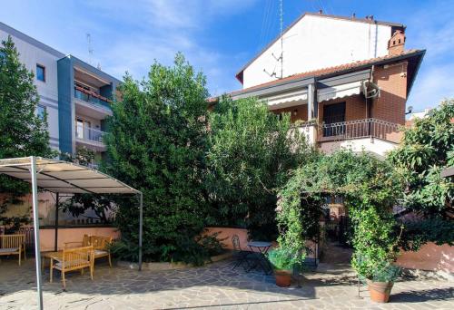 Un insospettabile angolo verde in città — 4-Star Luxury Hotel in Milan, Italy