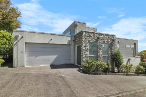 Orakei Oasis l Quality 3 Bed House inc Views — 4-Star Luxury Hotel in Auckland, New Zealand