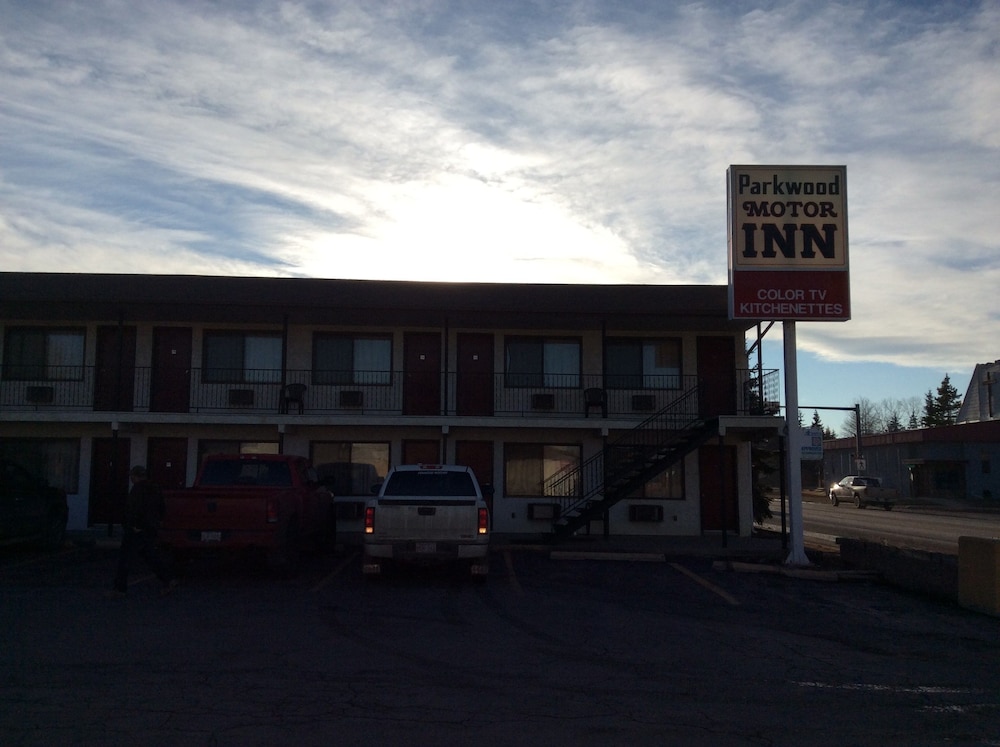 Parkwood Motor Inn in Sundre, Canada